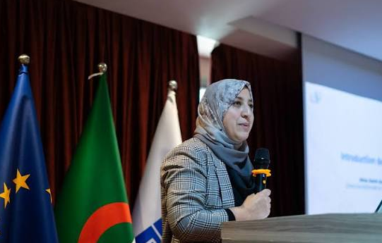 Mme Asma AOUFI, Directrice nationale du programme ESS, prenant la parole lors d'un événement
