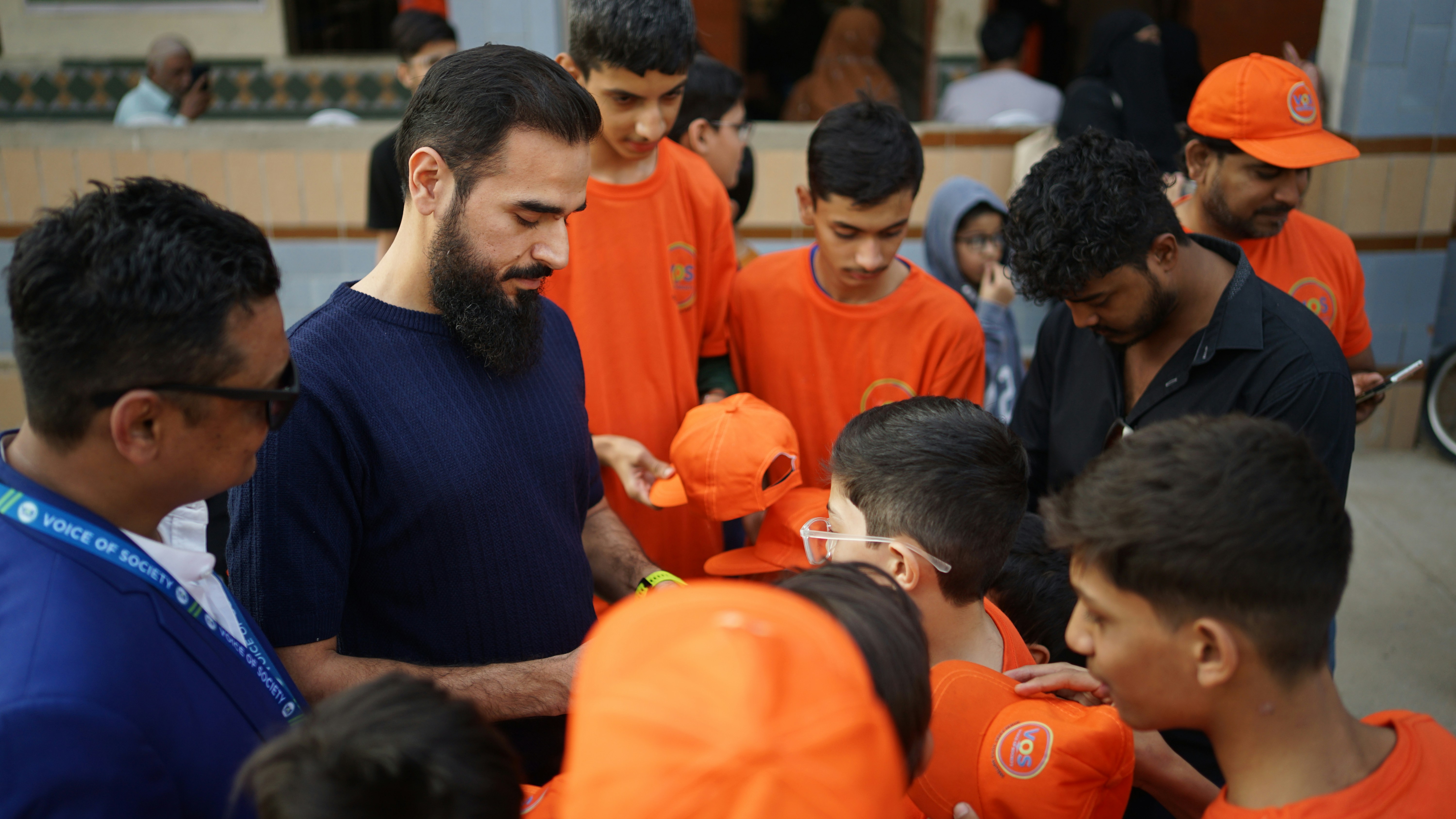 Des bénévoles équipent un groupe de jeunes lors d'une action associative de terrain